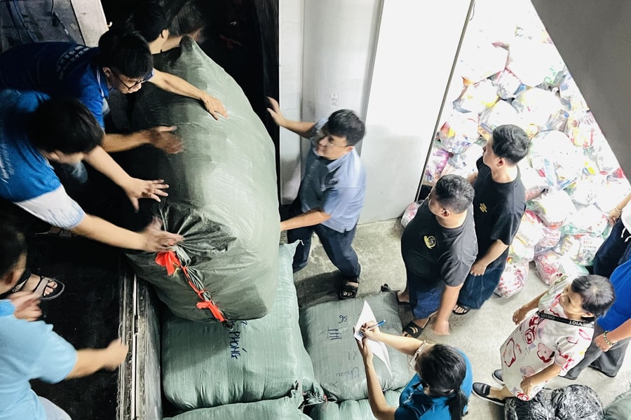 TP Hồ Chí Minh vận chuyển gấp 15 tấn nhu yếu phẩm đến Khánh Hòa trong đêm 21/11