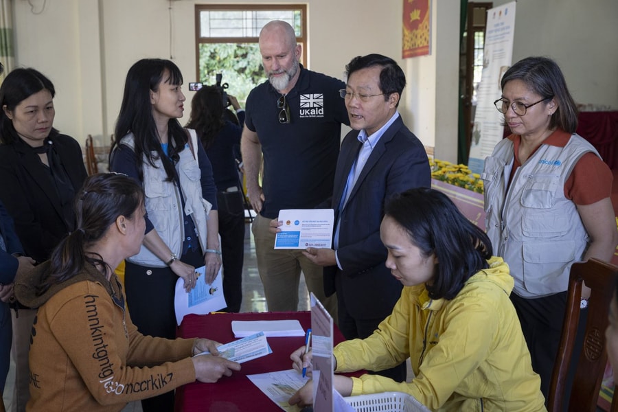 Vương Quốc Anh viện trợ thêm 300.000 bảng Anh hỗ trợ Việt Nam khắc phục hậu quả bão lũ