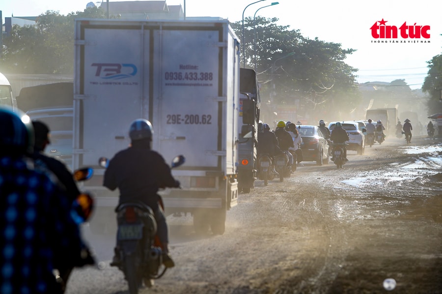 Thi công Quốc lộ 6 - Vành đai 4 làm 'khó' người dân