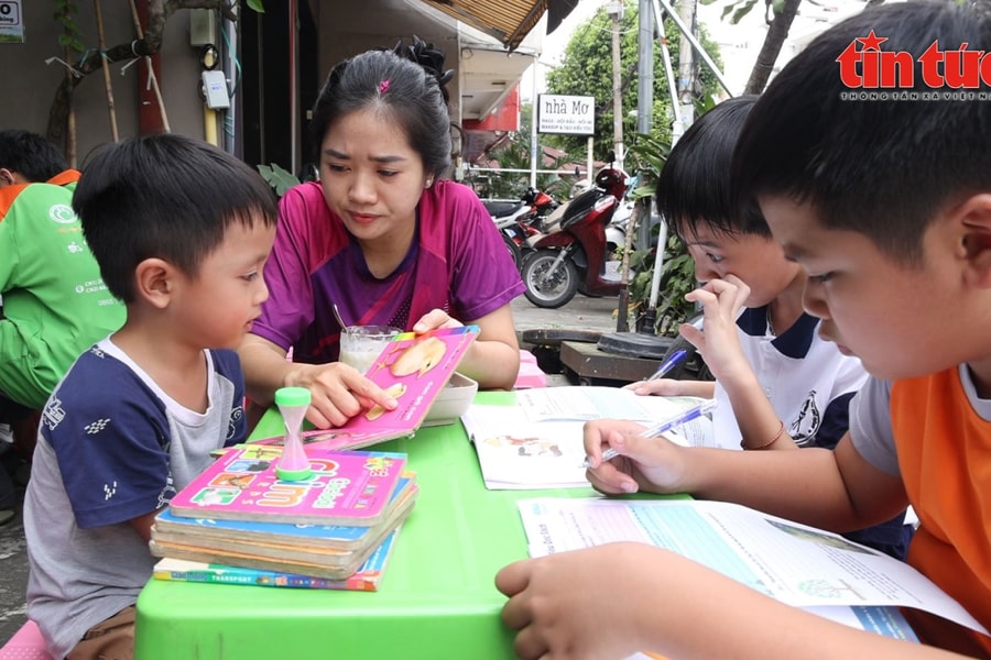 Quán chè biến giờ đọc sách thành niềm vui gia đình