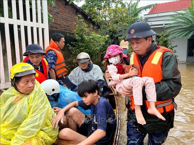 Chi đội Kiểm ngư số 4 hỗ trợ Khánh Hòa ứng phó mưa lũ