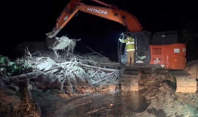 Hỗ trợ vật tư, trang thiết bị khắc phục hư hỏng đường bộ do mưa lũ