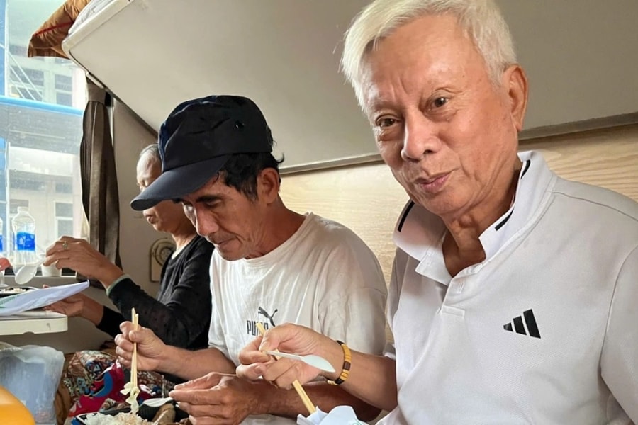 Cuộc sống ngày thứ 4 trên tàu Bắc - Nam của hành khách mắc kẹt do mưa lũ