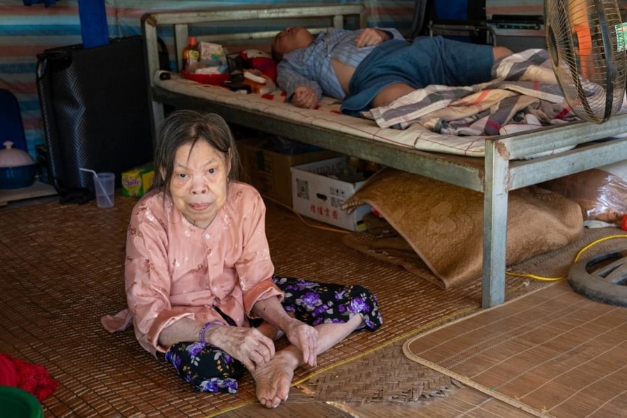 Người phụ nữ bất hạnh kiệt sức chăm mẹ tai biến và con trai liệt tứ chi