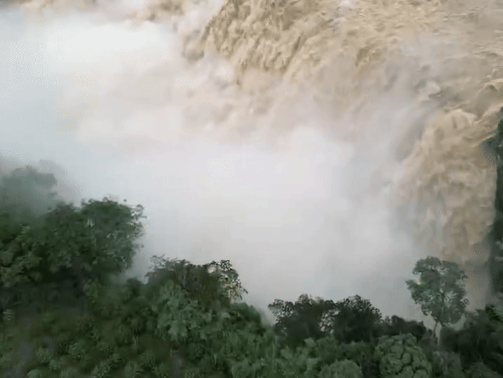 'Đệ nhất thác nước' nam Tây Nguyên chảy xiết, đục ngầu