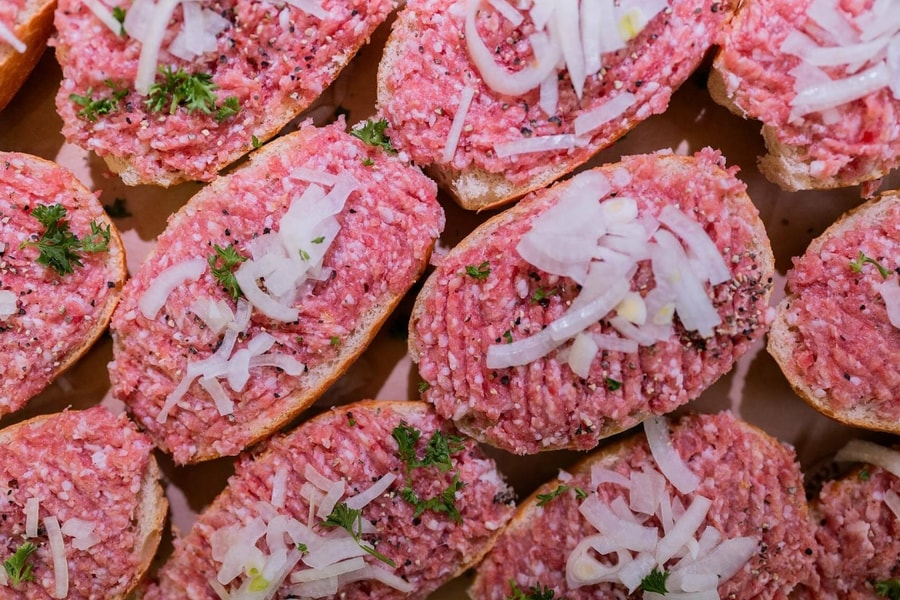 Món thịt heo xay, ăn sống của người Đức