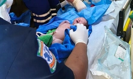 Bé gái sơ sinh sống sót trong bồn chứa nước nhà vệ sinh