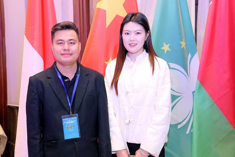 Lại Lý Huynh đánh đôi cùng nữ kỳ thủ cờ tướng Trung Quốc