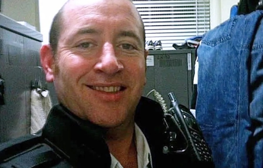 Hai thập kỷ giấu tội ác của gã cảnh sát hiếp dâm