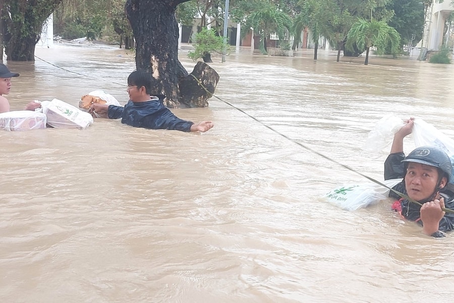 Giáo viên bơi, bám dây chuyển thực phẩm cho sinh viên giữa lũ xiết