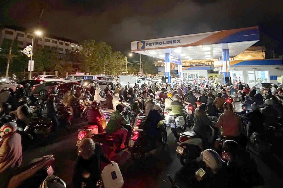 Người dân Đà Lạt đổ xô mua xăng