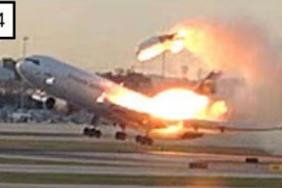 Khoảnh khắc động cơ gãy rời khỏi máy bay chở hàng Mỹ