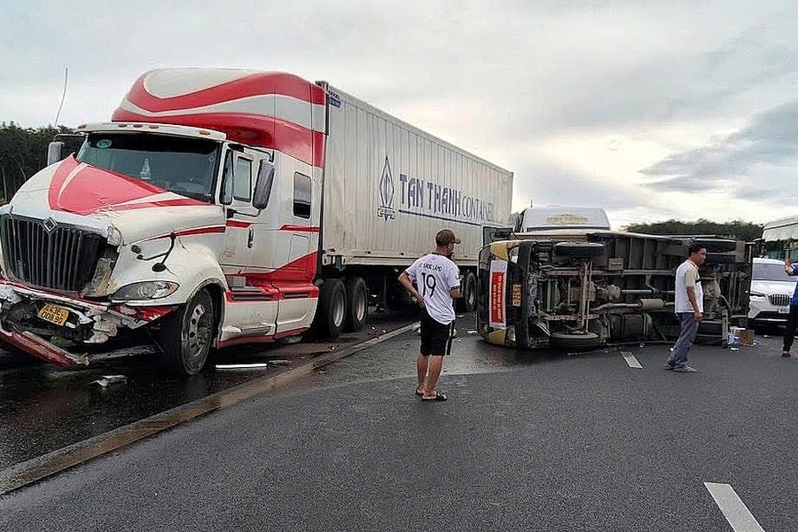 Nhiều người gặp nạn trên cao tốc ở Đồng Nai khi đi cứu trợ miền Trung