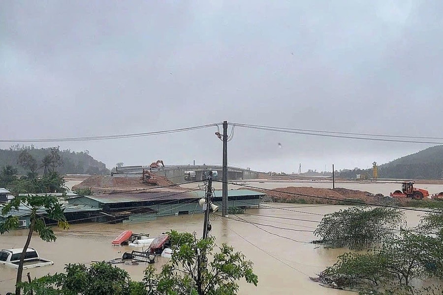 40 công nhân cao tốc Bắc - Nam mắc kẹt trong lũ