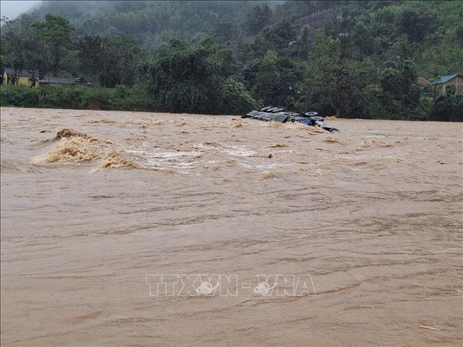Tìm thấy thi thể lái xe container trên sông Đakrông sau nhiều ngày bị lũ cuốn trôi
