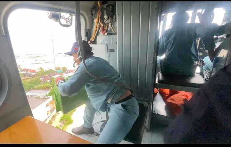 Hai tổ bay trực thăng tiếp tế nhu yếu phẩm cho rốn lũ Hòa Xuân