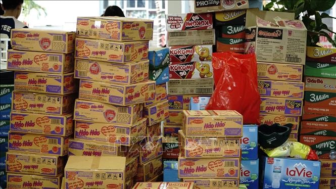 Bảo đảm hàng hóa cho người dân vùng cô lập do mưa lũ