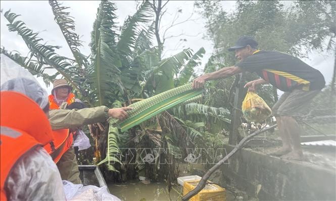 Tiếp cận cung cấp lương thực cho người dân sau khi lũ rút tại xã Hoà Thịnh