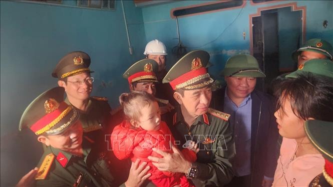 Đại tướng Phan Văn Giang thăm nhân dân vùng rốn lũ Tuy Phước