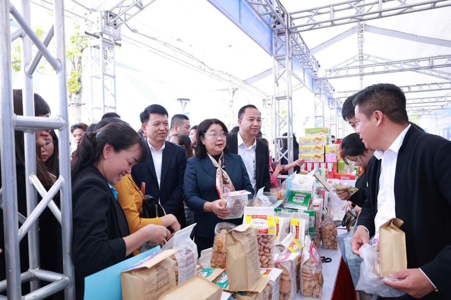 Hội chợ hàng Việt phục vụ công nhân lao động và nhân dân Thủ đô