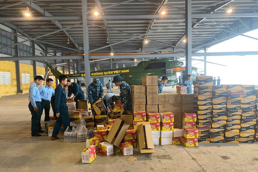 Trực thăng của Sư đoàn 372 bay mang theo 3 tấn hàng cứu trợ đồng bào lũ lụt tại tỉnh Đắk Lắk