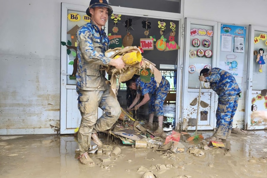 Hải quân điều động 2.335 lượt cán bộ chiến sĩ giúp nhân dân khắc phục hậu quả mưa lũ