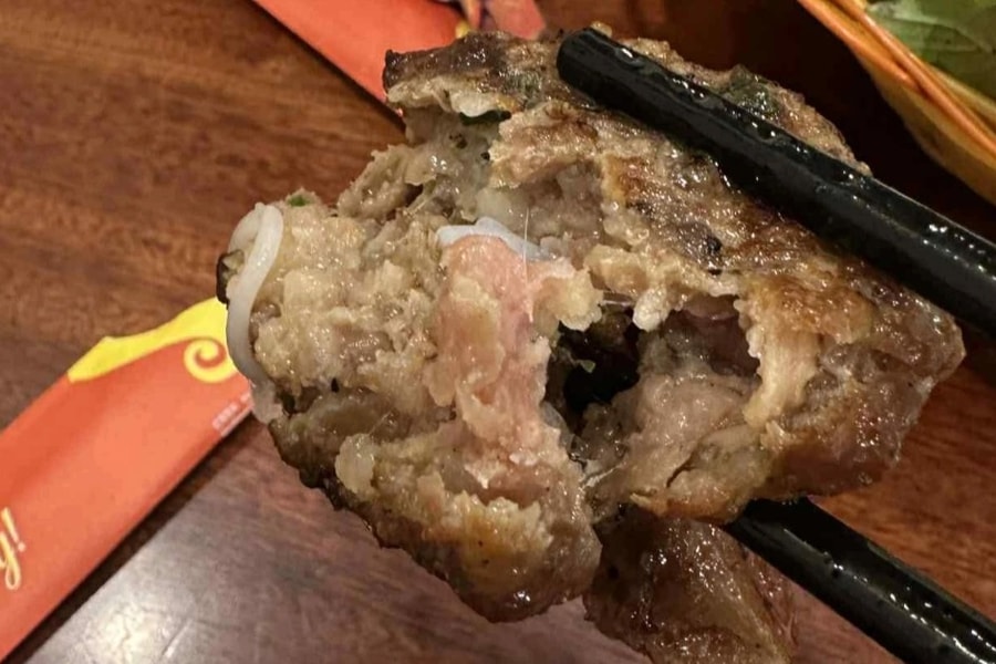 Ăn suất bún chả Hà Nội 70.000 đồng, khách bức xúc vì thịt còn sống nguyên