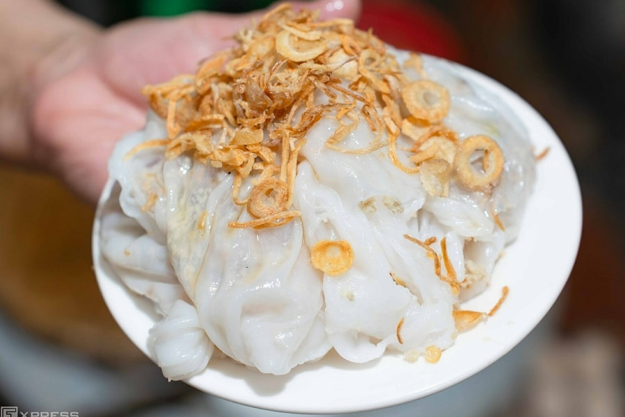 Quán bánh cuốn đêm gần 40 năm trong ngõ nhỏ Hà Nội