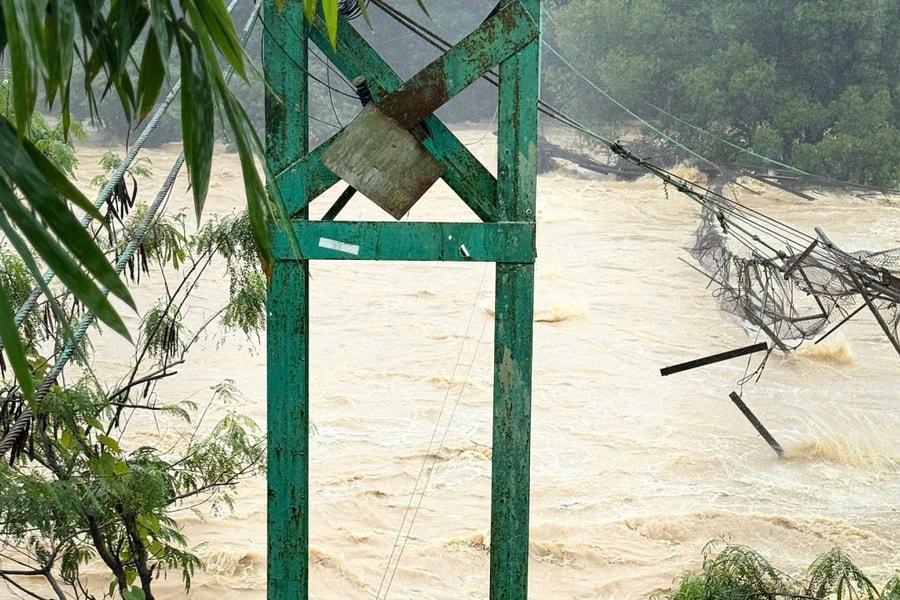 Lũ lớn cuốn trôi cầu treo tại Thác Dray Nur