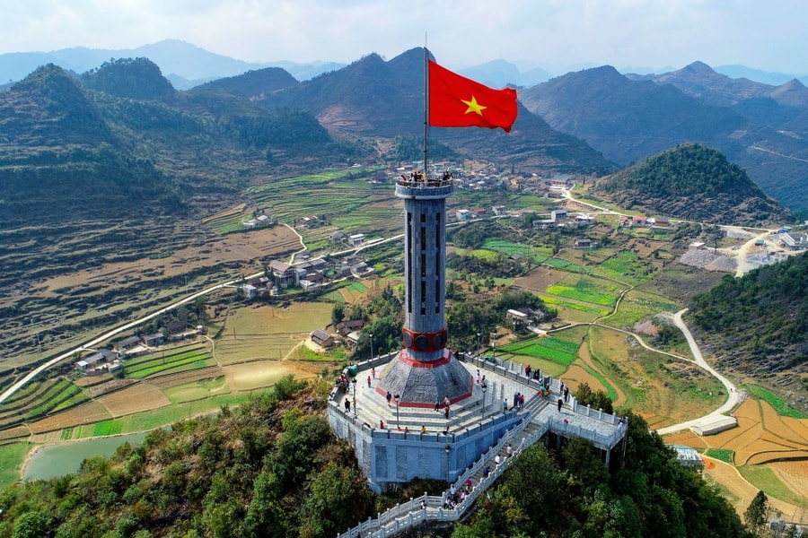 Tạm dừng xe chở khách lên cột cờ Lũng Cú