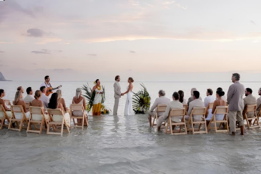 Tận dụng thủy triều để làm đám cưới giữa biển