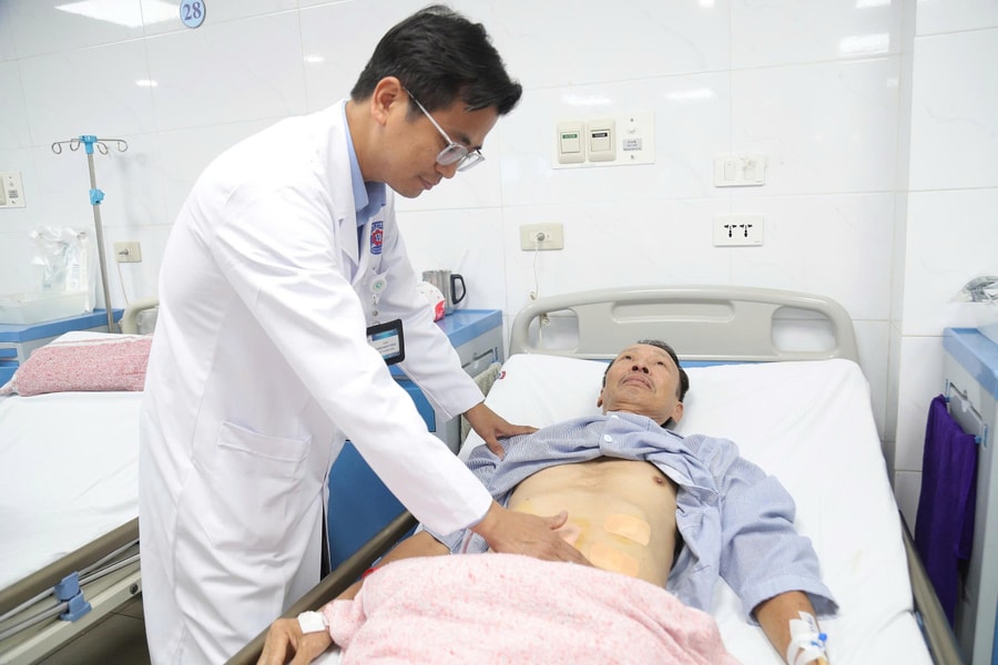 Người đàn ông nghiện rượu ung thư dạ dày