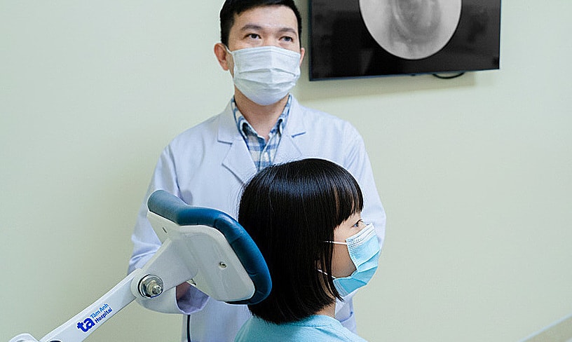 Hạt đậu nảy mầm trong tai bé gái