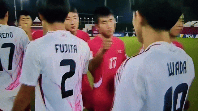 Cầu thủ Nhật Bản bị 'đấm' khi bắt tay đồng nghiệp Triều Tiên
