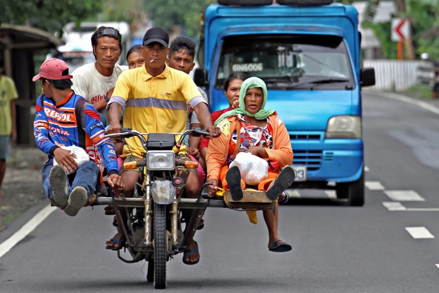 Xe máy chở được 12 người