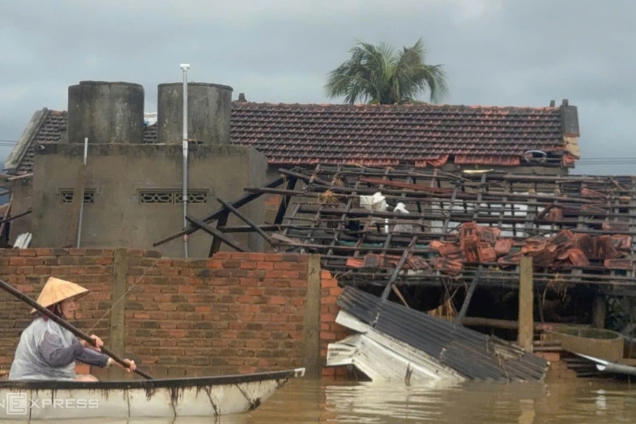 Bất lực khi người thân ở rốn lũ Hòa Thịnh bị nước bủa vây