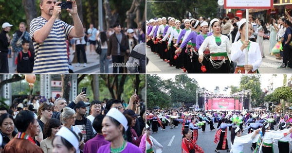 Điệu múa cồng chiêng của dân tộc Mường làm say lòng du khách giữa phố cổ Hà Nội