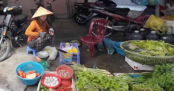 Chợ trống kệ, người dân Gia Lai phải “săn” từng bó rau nhỏ