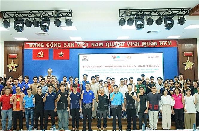 Tuổi trẻ xung kích hỗ trợ người dân vùng bão lũ Khánh Hòa