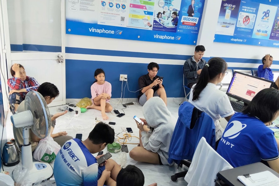 Nhà mạng triển khai gói hỗ trợ đặc biệt, đảm bảo liên lạc tại vùng lũ