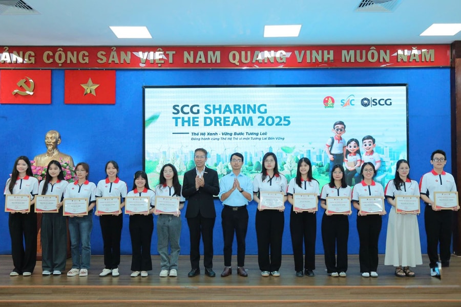 Trao học bổng cho sinh viên, học sinh nghèo vượt khó tại các tỉnh phía Nam