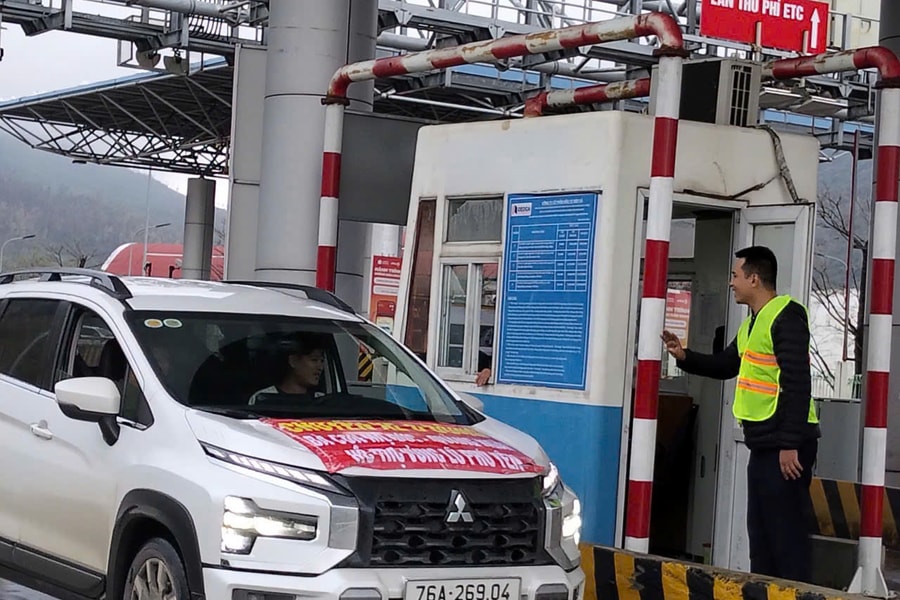 Các trạm thu phí mở làn miễn phí cho xe chở hàng hoá cứu trợ đồng bào miền Trung