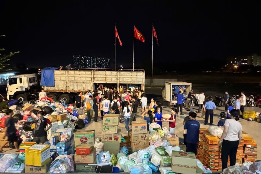 Xuyên đêm chuyển hàng cứu trợ đến đồng bào vùng lũ