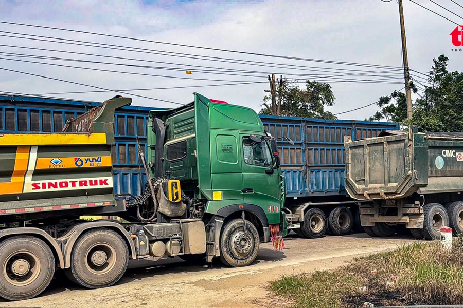 Giao thông Hà Nội 'oằn mình' vì xe quá khổ, quá tải