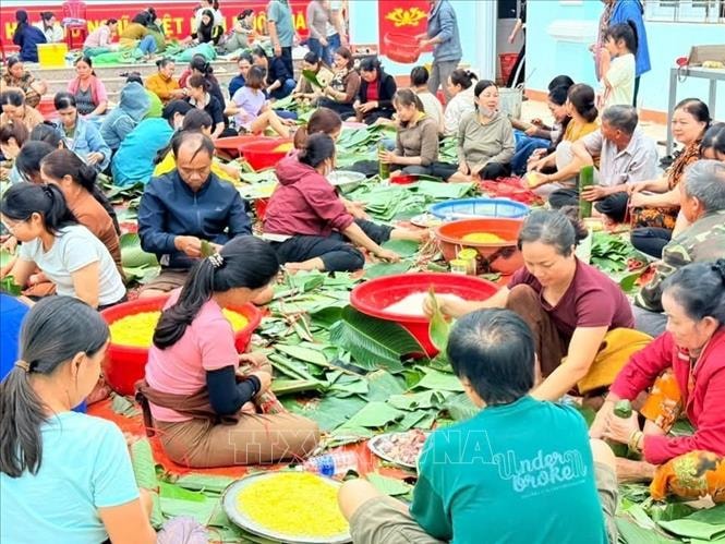 Xuyên đêm gói bánh cứu trợ đồng bào vùng lũ