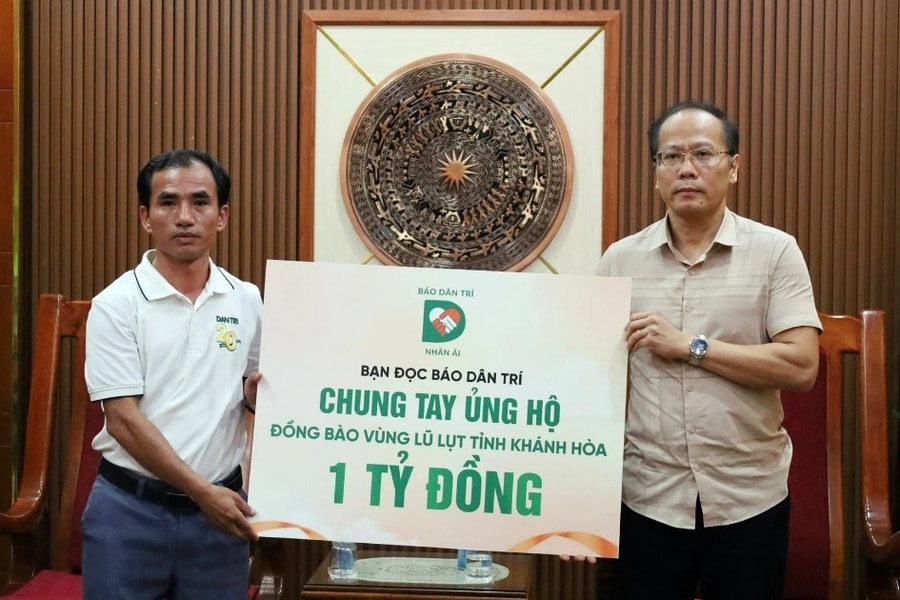 Báo Dân trí trao nóng 1 tỷ đồng của bạn đọc giúp nhân dân vùng lũ Khánh Hòa