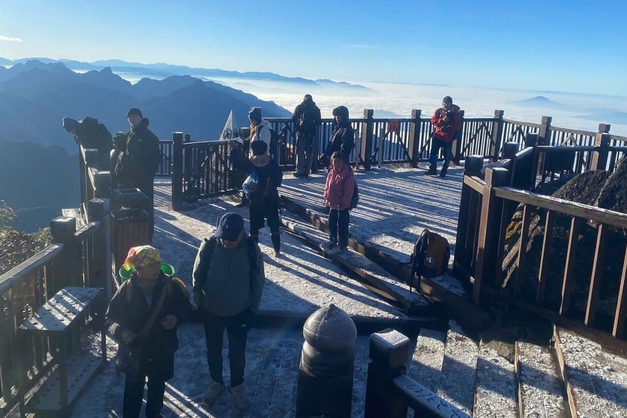 Du khách bất ngờ gặp băng giá trên đỉnh Fansipan