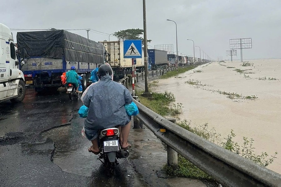 Hành trình 'sống chết' về quê trong đêm lũ