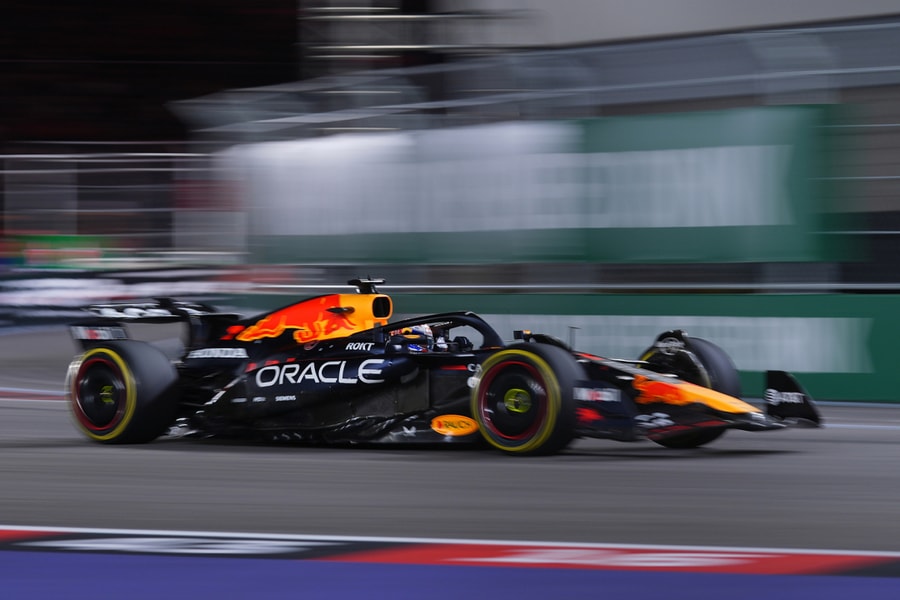 Verstappen về nhất khi McLaren bị hủy kết quả vì phạm quy
