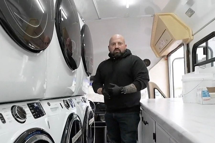 Cựu cảnh sát mở dịch vụ giặt là miễn phí cho người vô gia cư